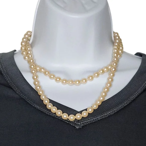 Gorgeous Vintage 35-Inch Faux Pearls Strand Individually Knotted - Picture 2 of 4
